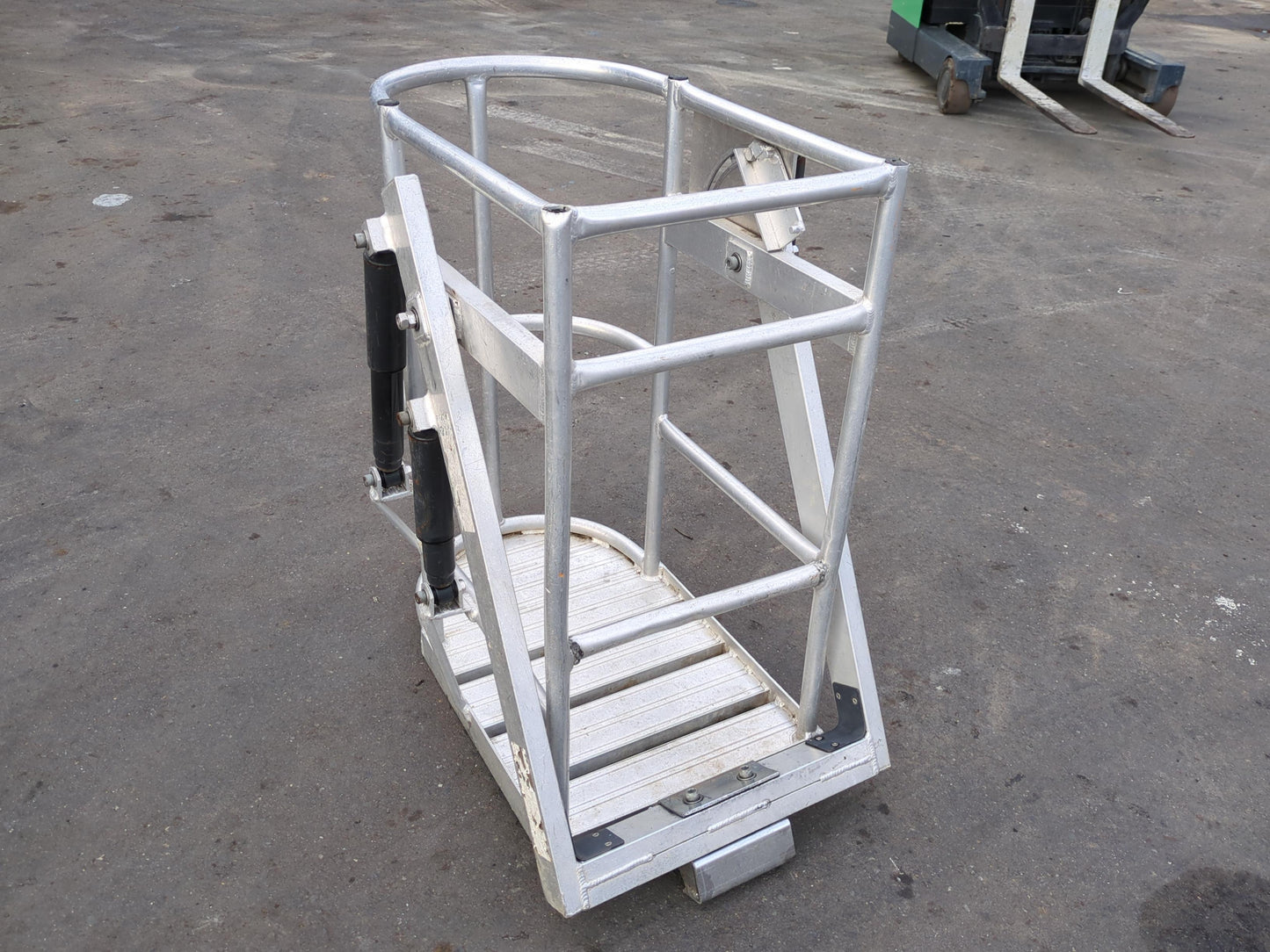 カゴ　高所作業車　サイズ：95x45x75 cm（高X幅X横）　（中古）