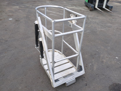 カゴ　高所作業車　サイズ：95x45x75 cm（高X幅X横）　（中古）