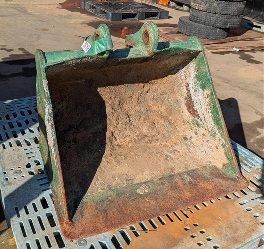 バケット　油圧ショベルバケツ　アーム幅: 170mm　ピン径: 35ｍｍ　PC30から取り外し（中古）