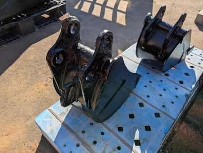 バケット　油圧ショベルバケツ　アーム幅：105mm　ピン径：29.5mm（中古）