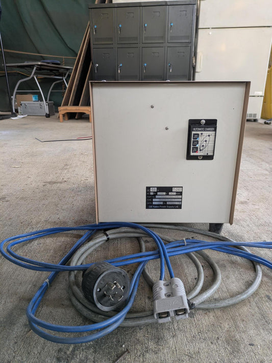 バッテリーフォークリフト充電器　GSユアサ　48V　3相 200V　T-247【動作未確認】（中古）