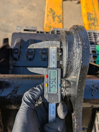 バケット　ヤンマーB25-1　バケツ　アーム幅：180mm　ピン径：35mm　黒（中古）