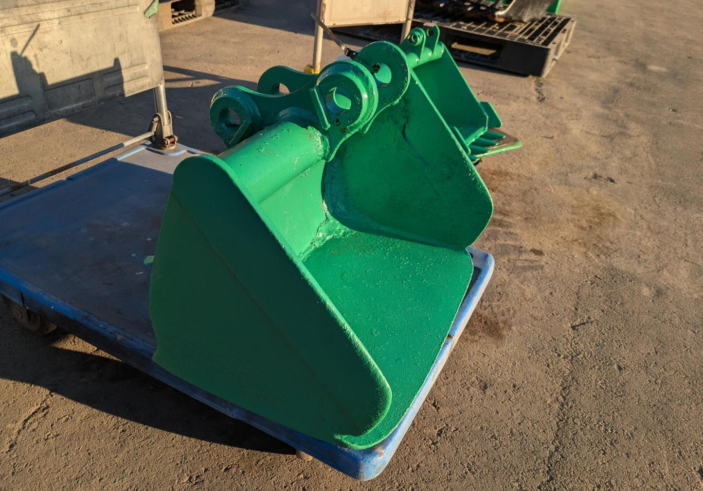 バケット　油圧ショベルバケツ アーム幅：120mm　ピン径：35.4mm（中古）