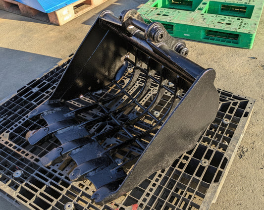 バケット　バケツ　スケルトンバケット　アーム幅：140mm　ピン径：35.8mm　コマツPC30で使用（中古）