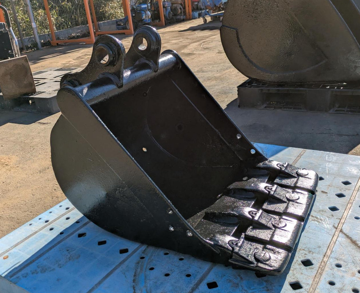 バケット　油圧ショベルバケット バケツ　アーム幅：140mm 　ピン径: 40mm （中古）