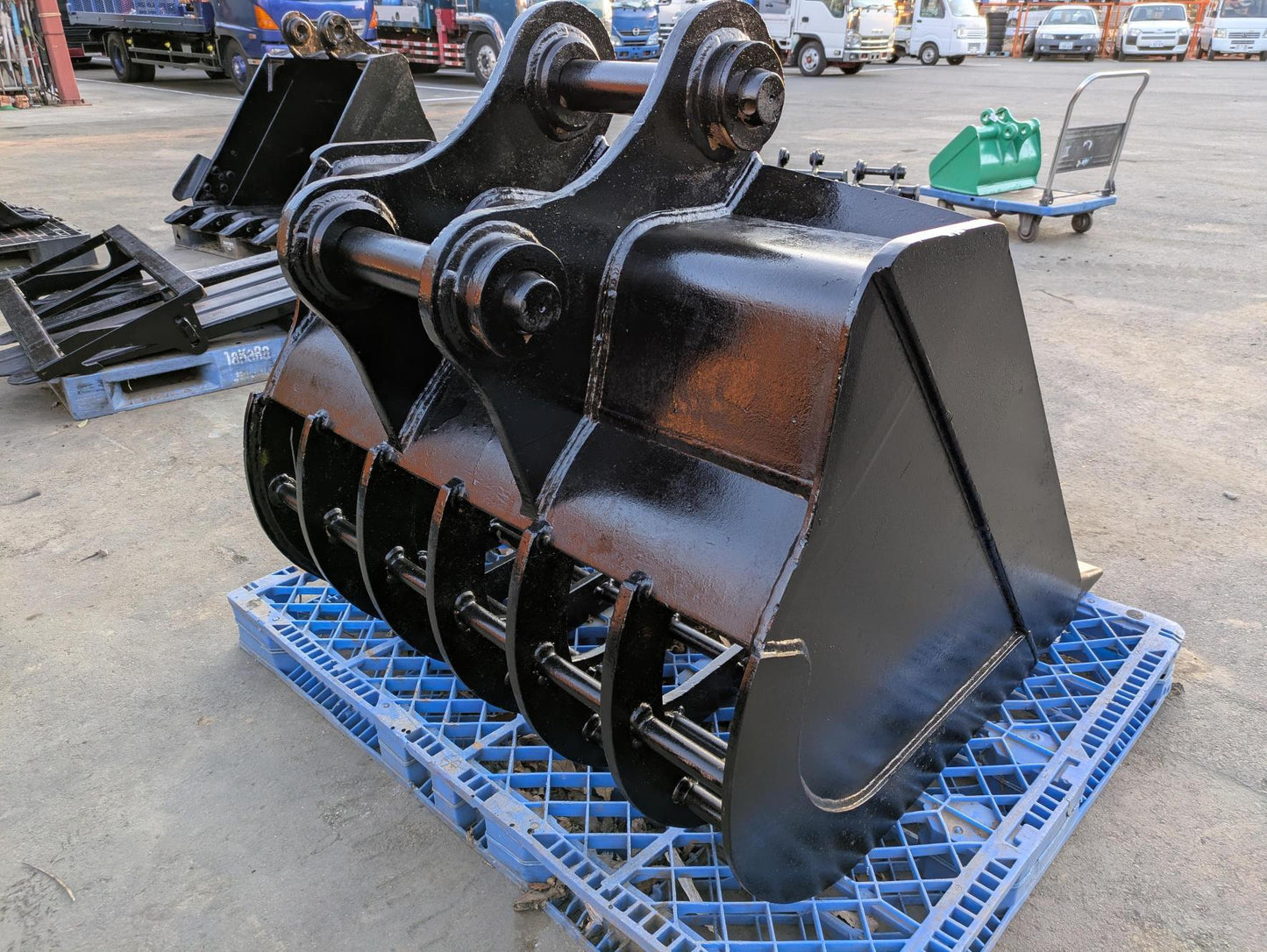 バケット　油圧ショベルバケツ　スケルトンバケット　アーム幅：200mm　ピン径：65mm（中古）