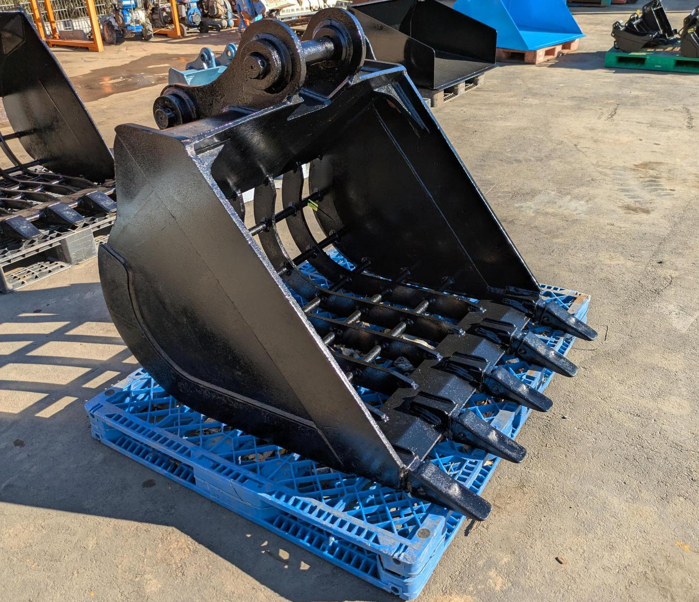 バケット　油圧ショベルバケツ　スケルトンバケット　アーム幅：200mm　ピン径：65mm（中古）