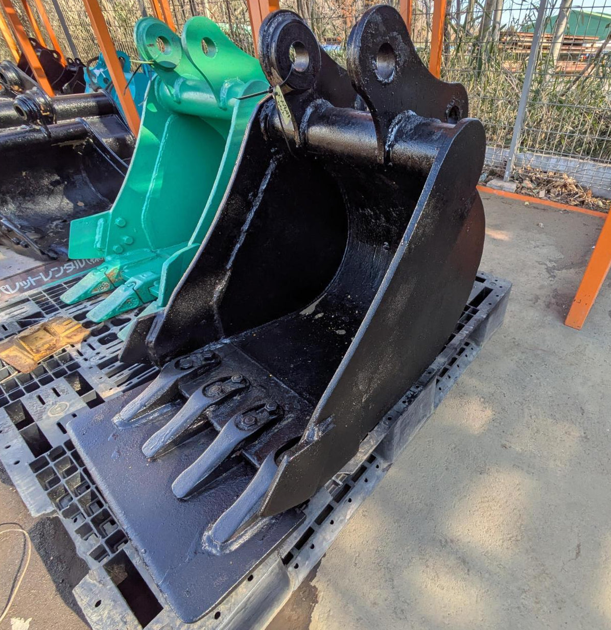 バケット　ヤンマーB25-1　バケツ　アーム幅：180mm　ピン径：35mm　黒（中古）