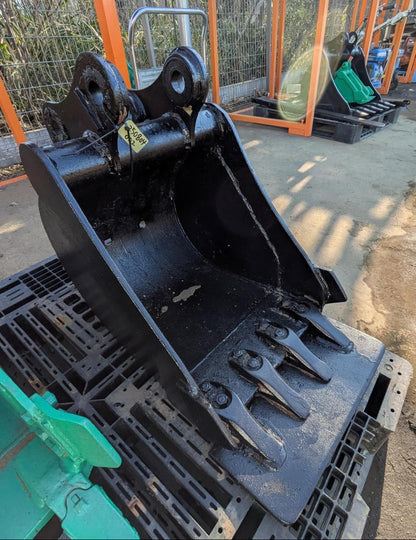 バケット　ヤンマーB25-1　バケツ　アーム幅：180mm　ピン径：35mm　黒（中古）