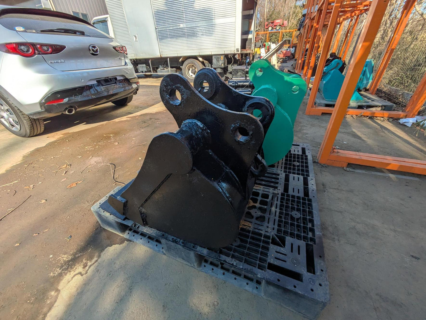 バケット　ヤンマーB25-1　バケツ　アーム幅：180mm　ピン径：35mm　黒（中古）