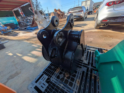 バケット　ヤンマーB25-1　バケツ　アーム幅：180mm　ピン径：35mm　黒（中古）