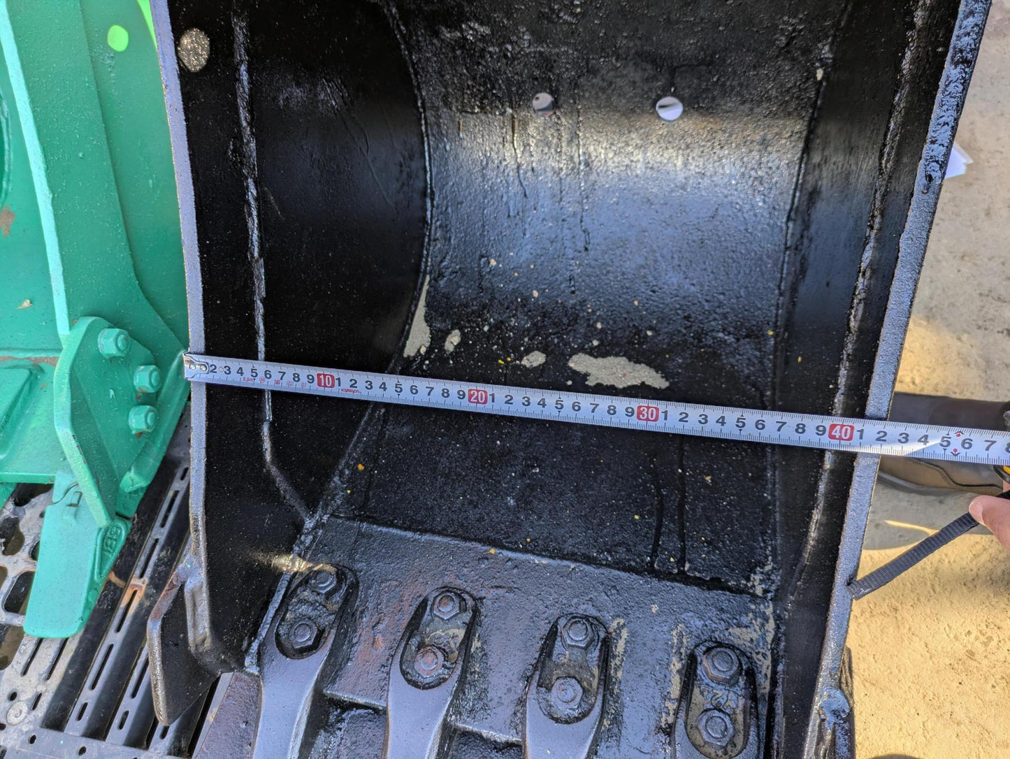 バケット　ヤンマーB25-1　バケツ　アーム幅：180mm　ピン径：35mm　黒（中古）