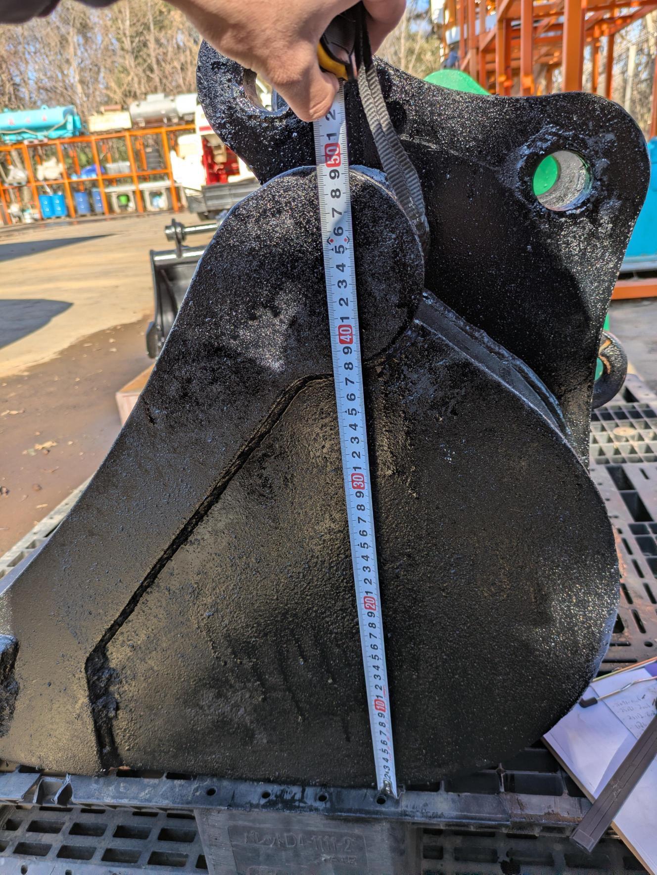 バケット　ヤンマーB25-1　バケツ　アーム幅：180mm　ピン径：35mm　黒（中古）