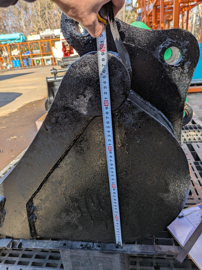 バケット　ヤンマーB25-1　バケツ　アーム幅：180mm　ピン径：35mm　黒（中古）