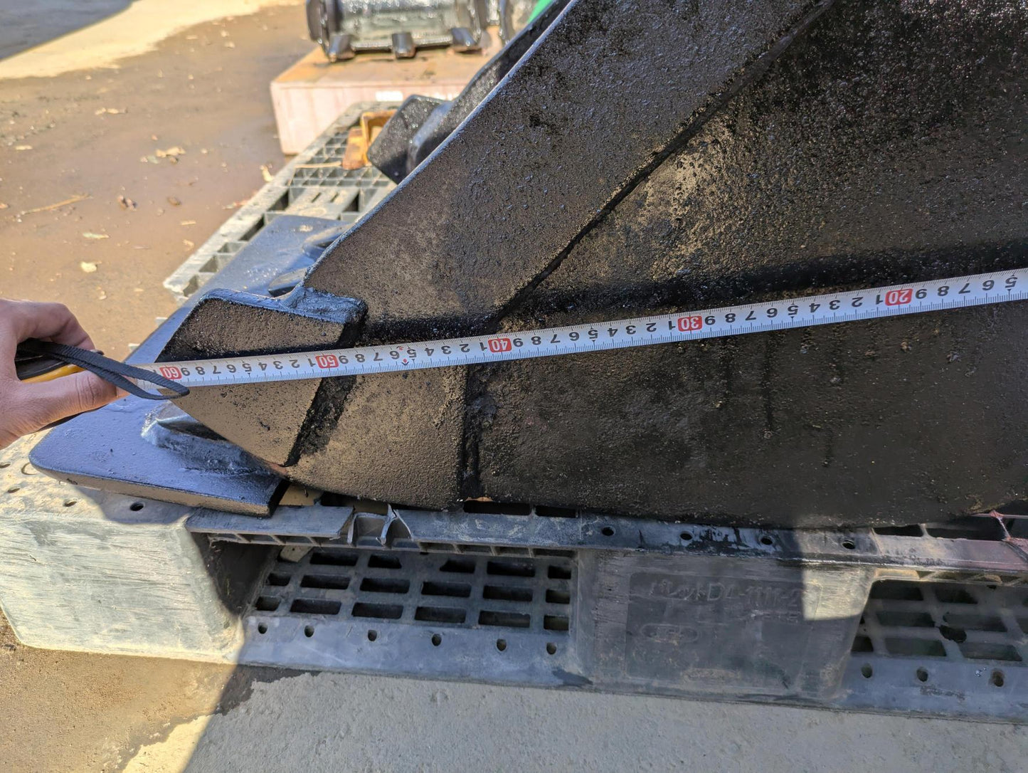 バケット　ヤンマーB25-1　バケツ　アーム幅：180mm　ピン径：35mm　黒（中古）