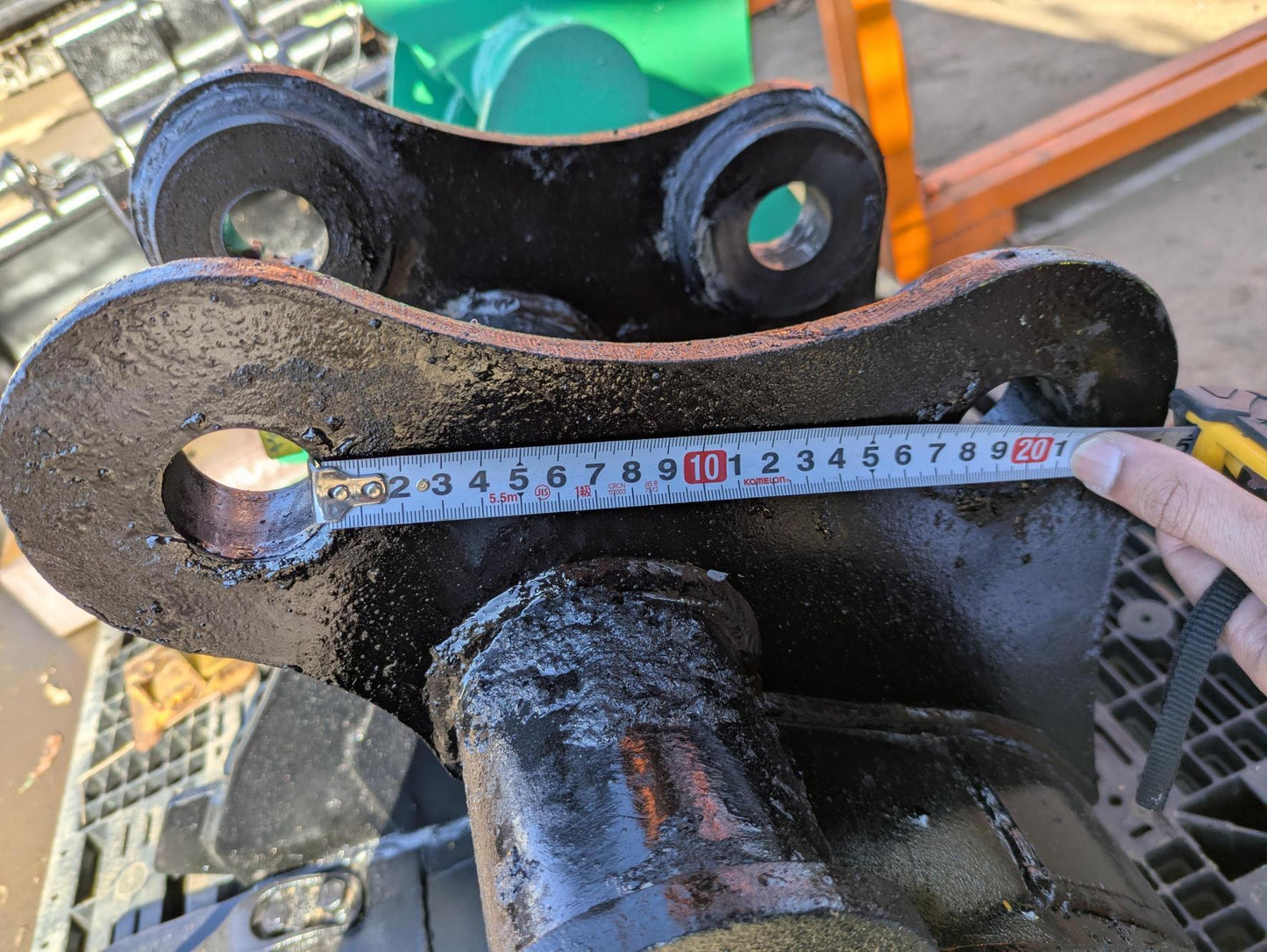 バケット　ヤンマーB25-1　バケツ　アーム幅：180mm　ピン径：35mm　黒（中古）