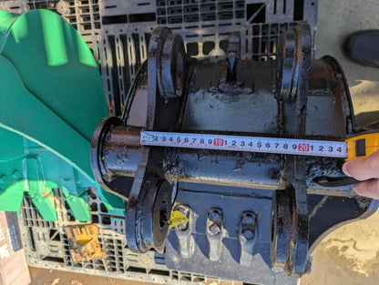 バケット　ヤンマーB25-1　バケツ　アーム幅：180mm　ピン径：35mm　黒（中古）