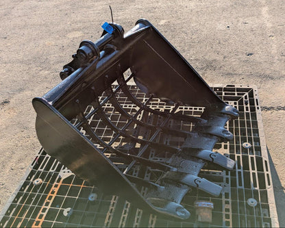 バケット　バケツ　スケルトンバケット　アーム幅：140mm　ピン径：35.8mm　コマツPC30で使用（中古）