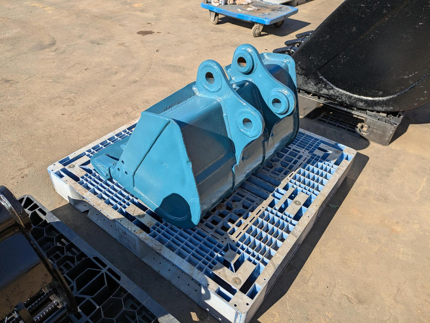 バケット　油圧ショベルバケット　アーム幅：140mm　ピン径：40mm （中古）