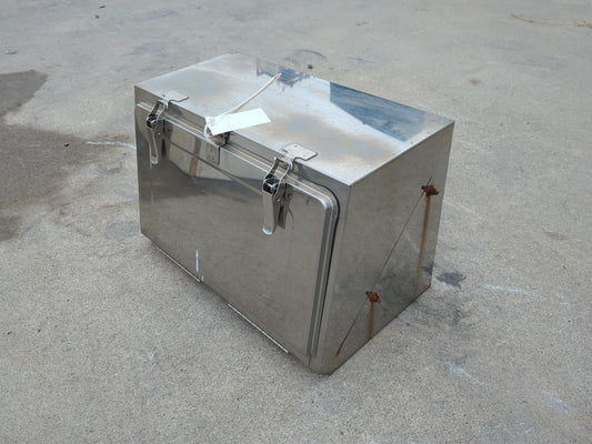 工具箱 道具箱 ツールボックス 収納ケース 　ステンレス製　サイズ：50cm x 30cm x 32cm　（中古）