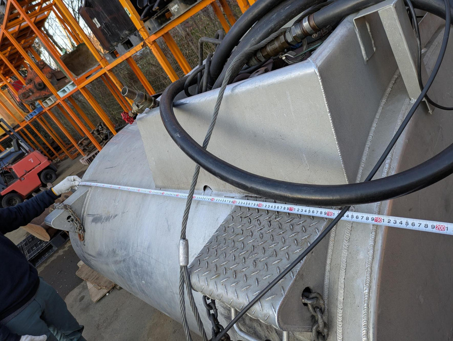 タンク　軽油/灯油タンク　タンクとホースのみ　ポンプ無し　容量約　2000L （中古）