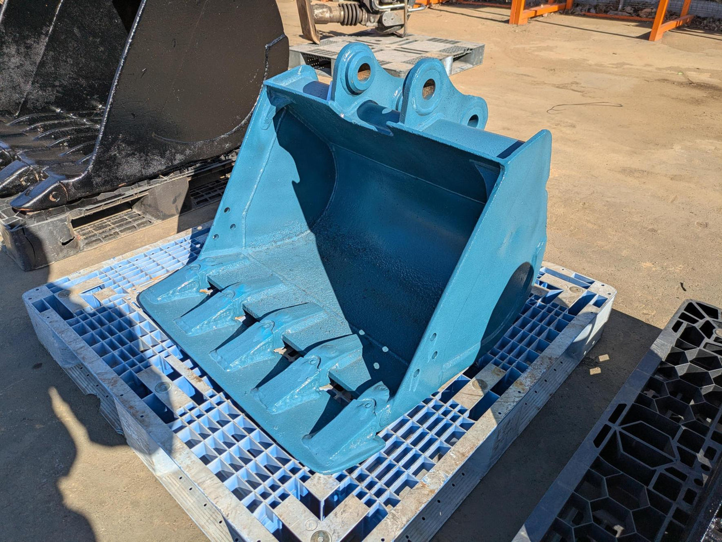 バケット　油圧ショベルバケット　アーム幅：140mm　ピン径：40mm （中古）