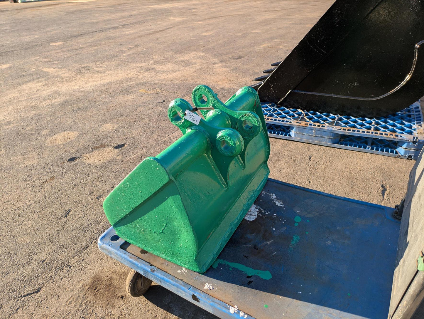 バケット　油圧ショベルバケツ アーム幅：120mm　ピン径：35.4mm（中古）