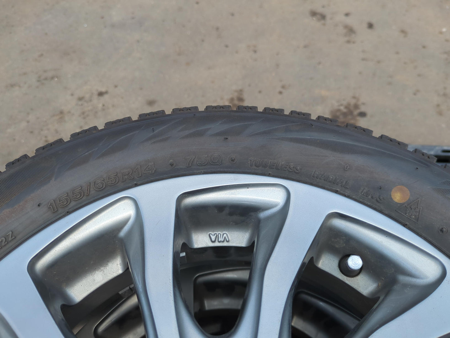 タイヤ　スタッドレスタイヤ（ホイール付き）　4本　BRIDGESTONE  155/65R14 75Q　（中古）