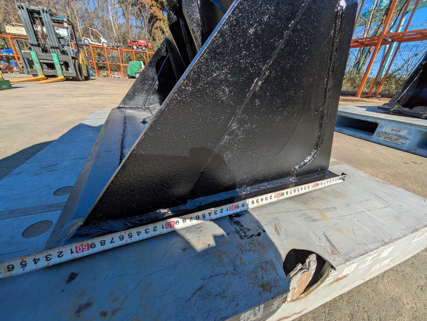 バケット　油圧ショベル　コマツ　PC30UU-5　3トン　ブッシュ付き　アーム幅：140mm、ピン径：35mm（中古）