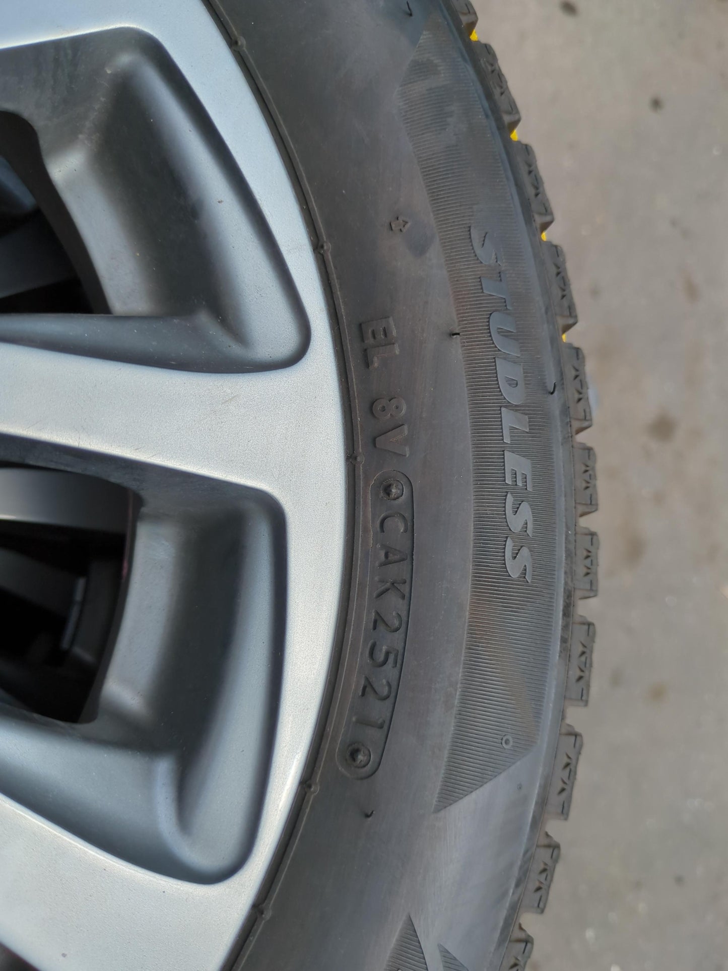 タイヤ　スタッドレスタイヤ（ホイール付き）　4本　BRIDGESTONE  155/65R14 75Q　（中古）