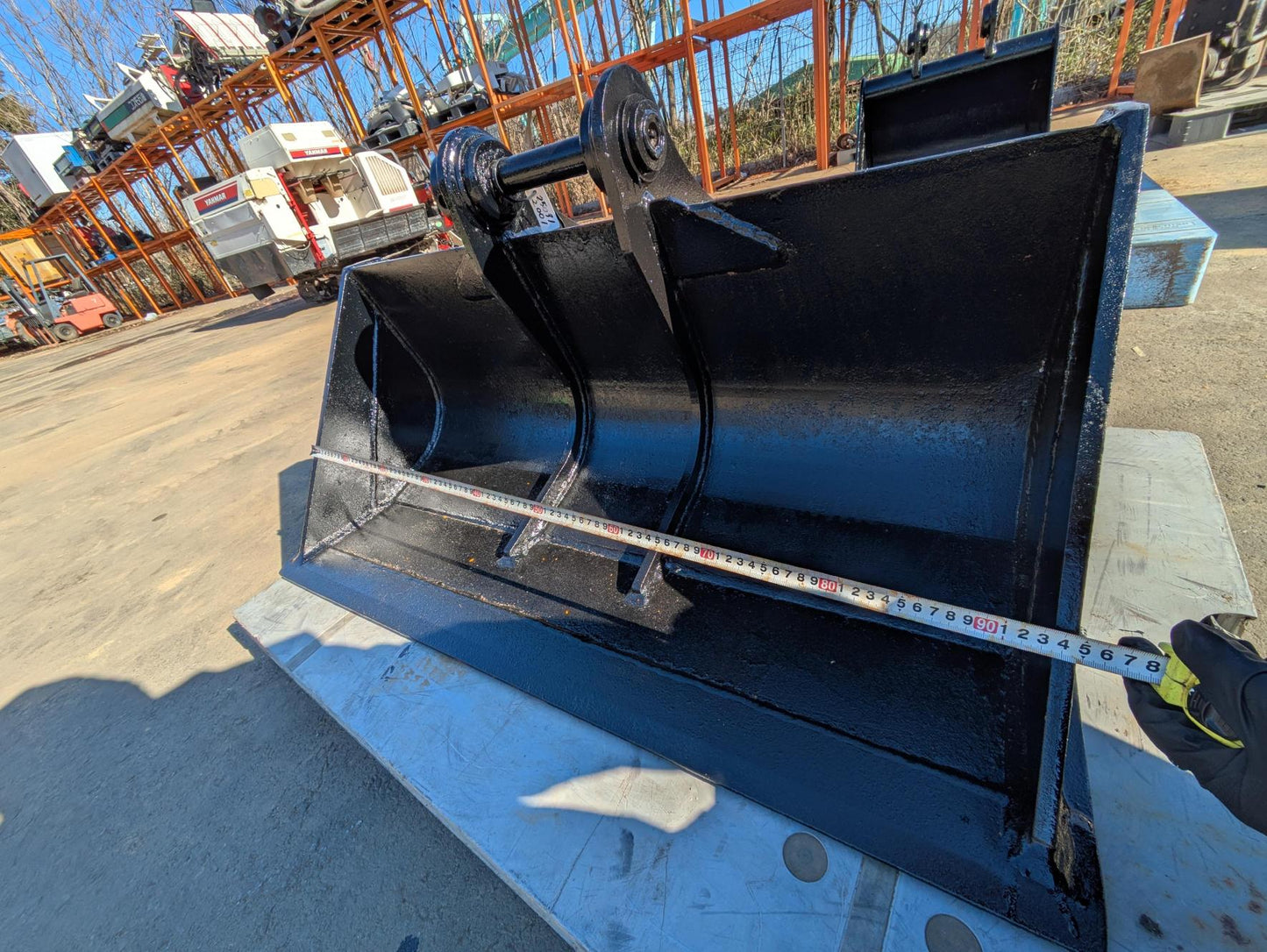 バケット　油圧ショベル　コマツ　PC30UU-5　3トン　ブッシュ付き　アーム幅：140mm、ピン径：35mm（中古）