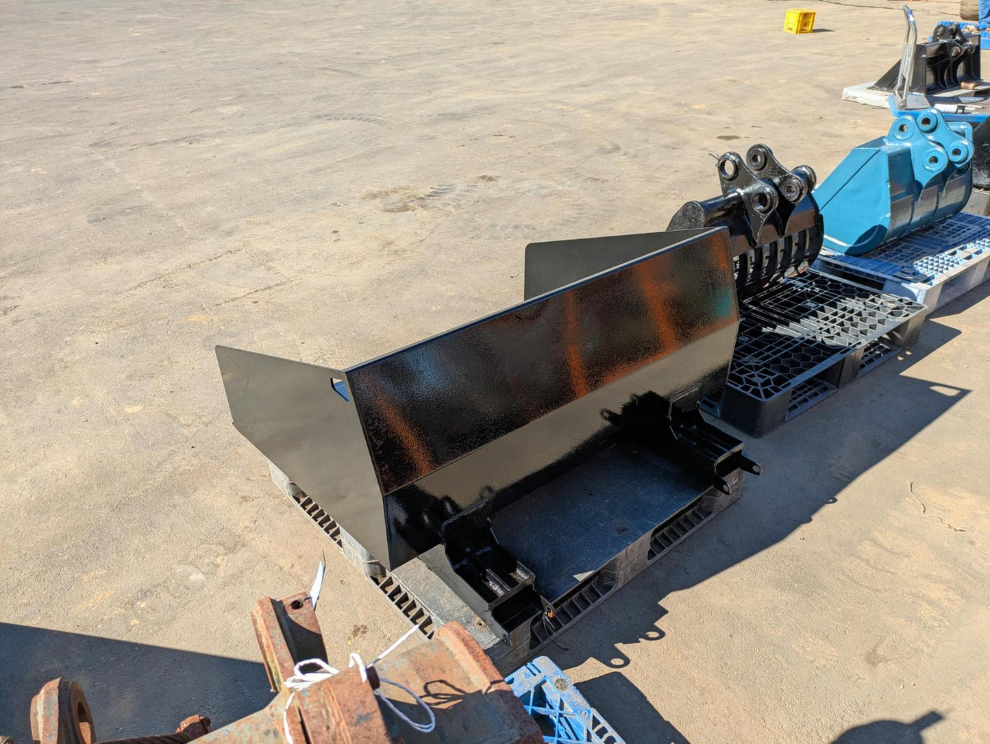 バケット　フォークリフト用　トヨタ　7FBE15で使用　ピン径：20mm　差込口の高さ：55mm　（中古）