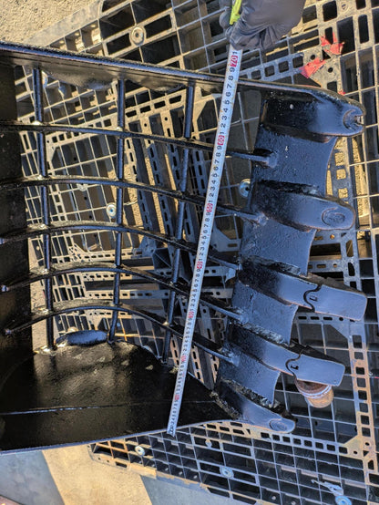 バケット　バケツ　スケルトンバケット　アーム幅：140mm　ピン径：35.8mm　コマツPC30で使用（中古）