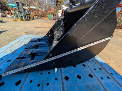 バケット　油圧ショベルバケット バケツ　アーム幅：140mm 　ピン径: 40mm （中古）