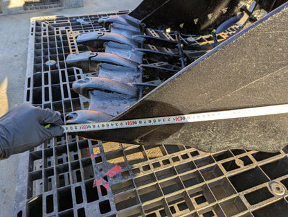 バケット　バケツ　スケルトンバケット　アーム幅：140mm　ピン径：35.8mm　コマツPC30で使用（中古）