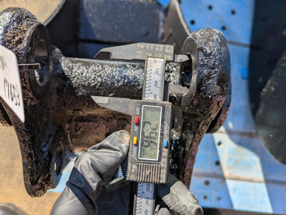 バケット　油圧ショベルバケツ　アーム幅：105mm　ピン径：29.5mm（中古）