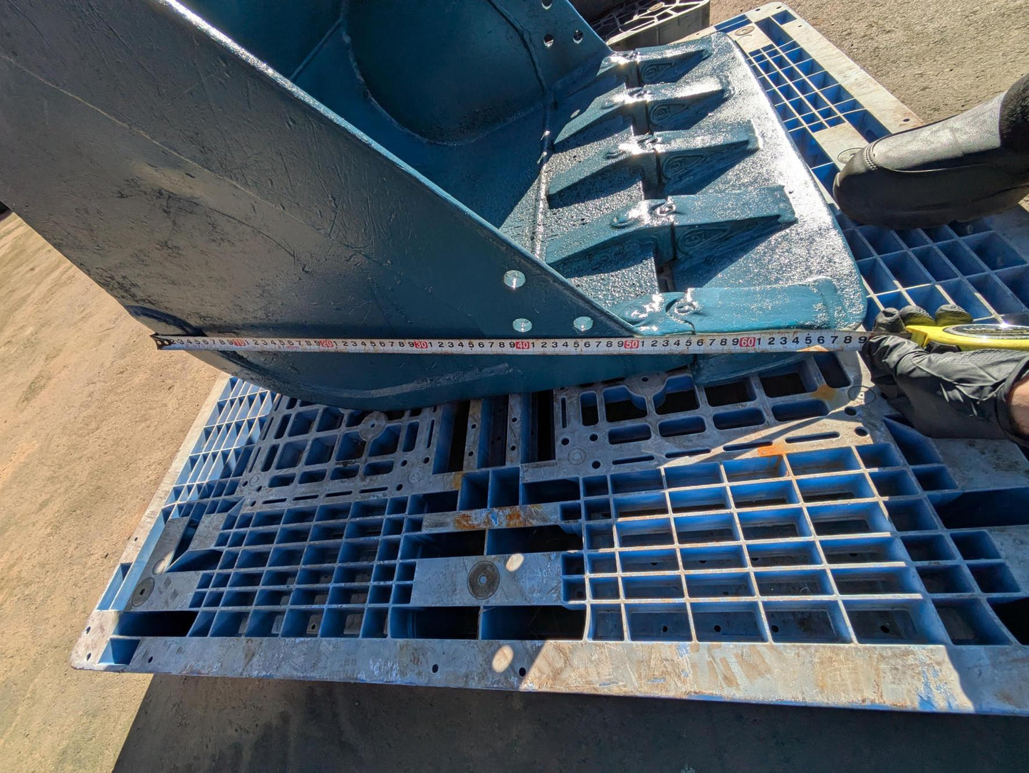 バケット　油圧ショベルバケット　アーム幅：140mm　ピン径：40mm （中古）