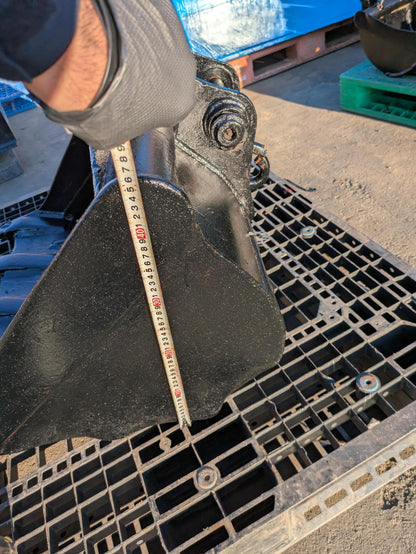 バケット　バケツ　スケルトンバケット　アーム幅：140mm　ピン径：35.8mm　コマツPC30で使用（中古）