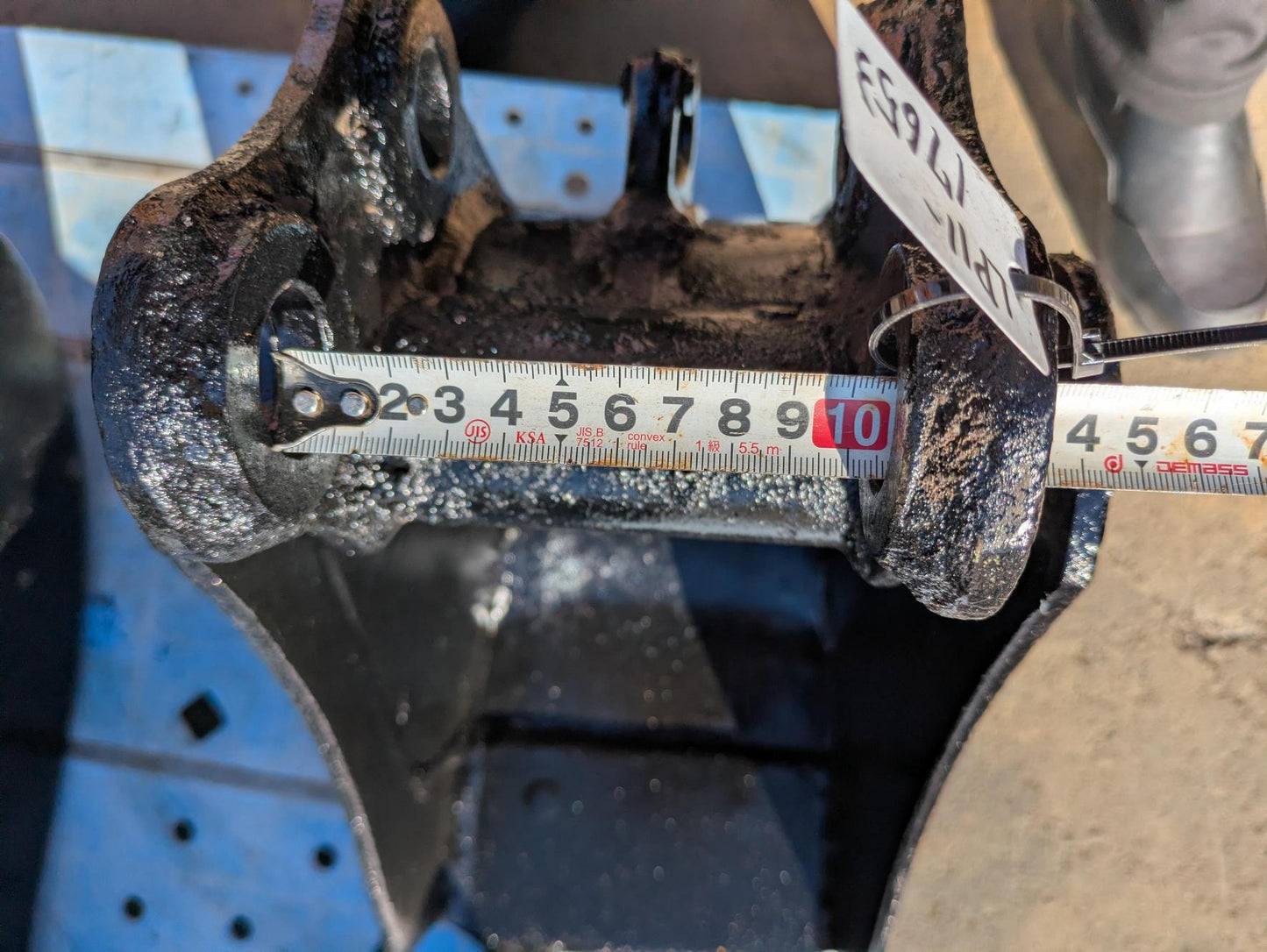 バケット　油圧ショベルバケツ　アーム幅：105mm　ピン径：29.5mm（中古）