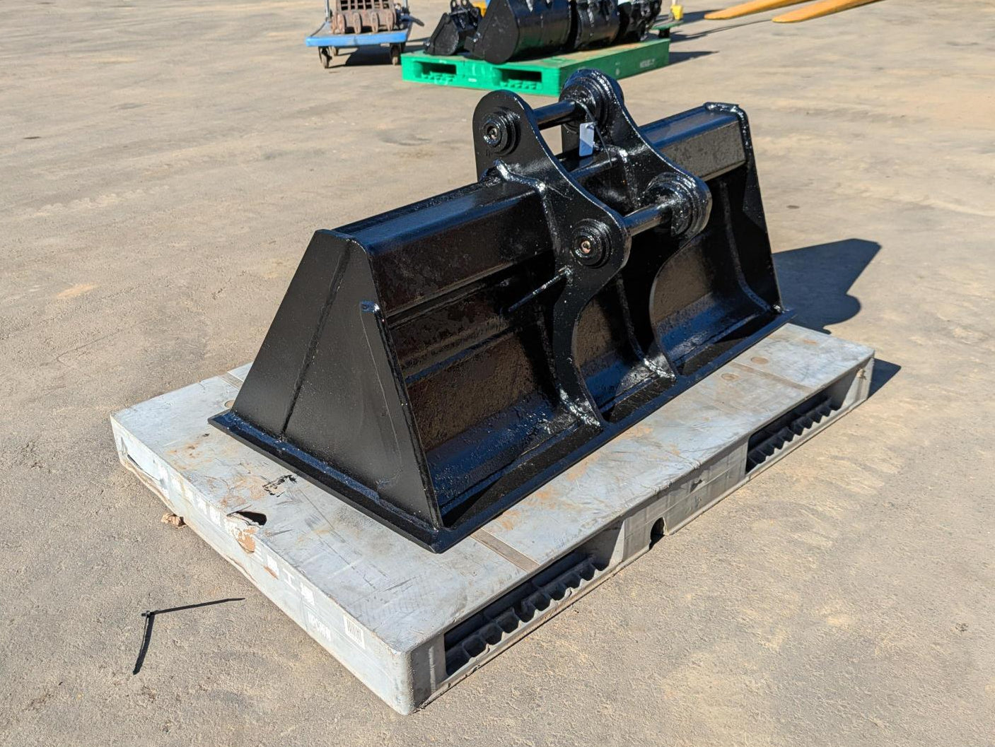 バケット　油圧ショベル　コマツ　PC30UU-5　3トン　ブッシュ付き　アーム幅：140mm、ピン径：35mm（中古）