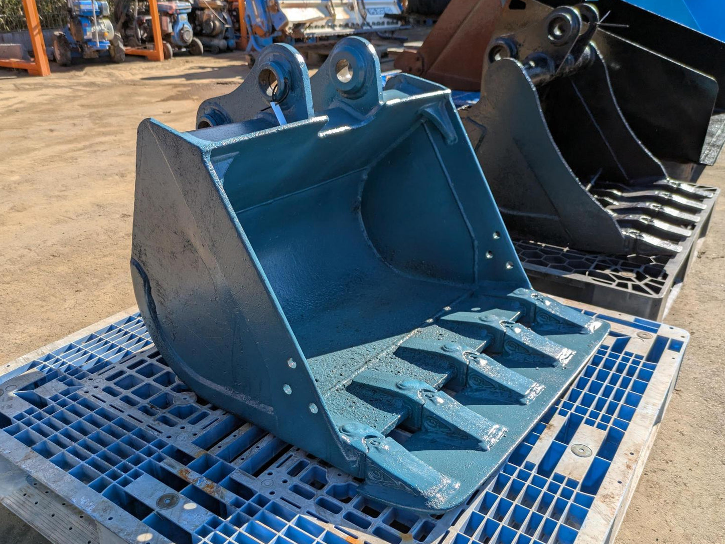 バケット　油圧ショベルバケット　アーム幅：140mm　ピン径：40mm （中古）