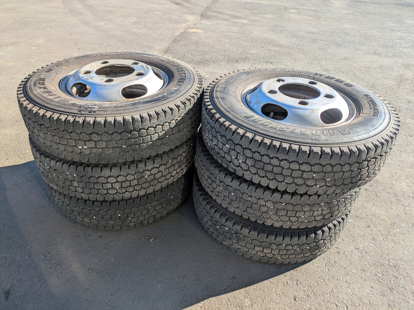 タイヤ　スタッドレスタイヤ　チューブレス　4本　BRIDGESTONE　195/85R15  113/111L  W965（中古）