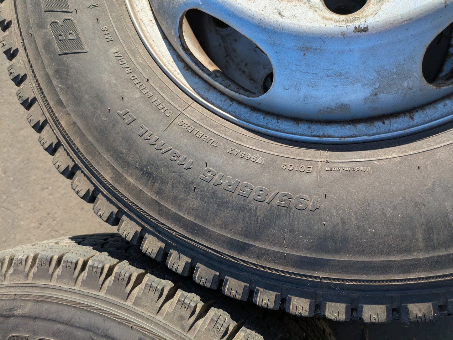 タイヤ　スタッドレスタイヤ　チューブレス　4本　BRIDGESTONE　195/85R15  113/111L  W965（中古）