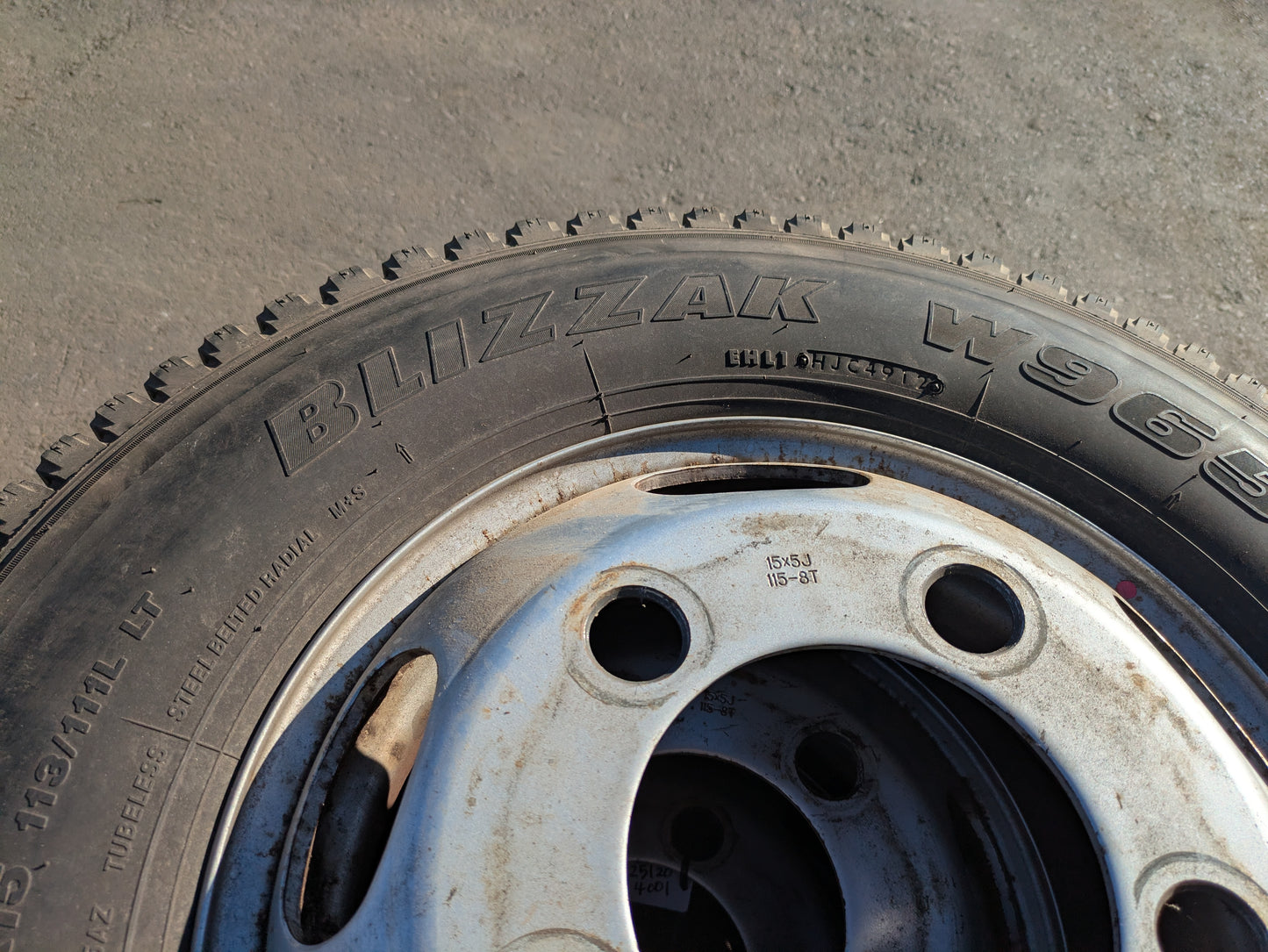 タイヤ　スタッドレスタイヤ　チューブレス　4本　BRIDGESTONE　195/85R15  113/111L  W965（中古）