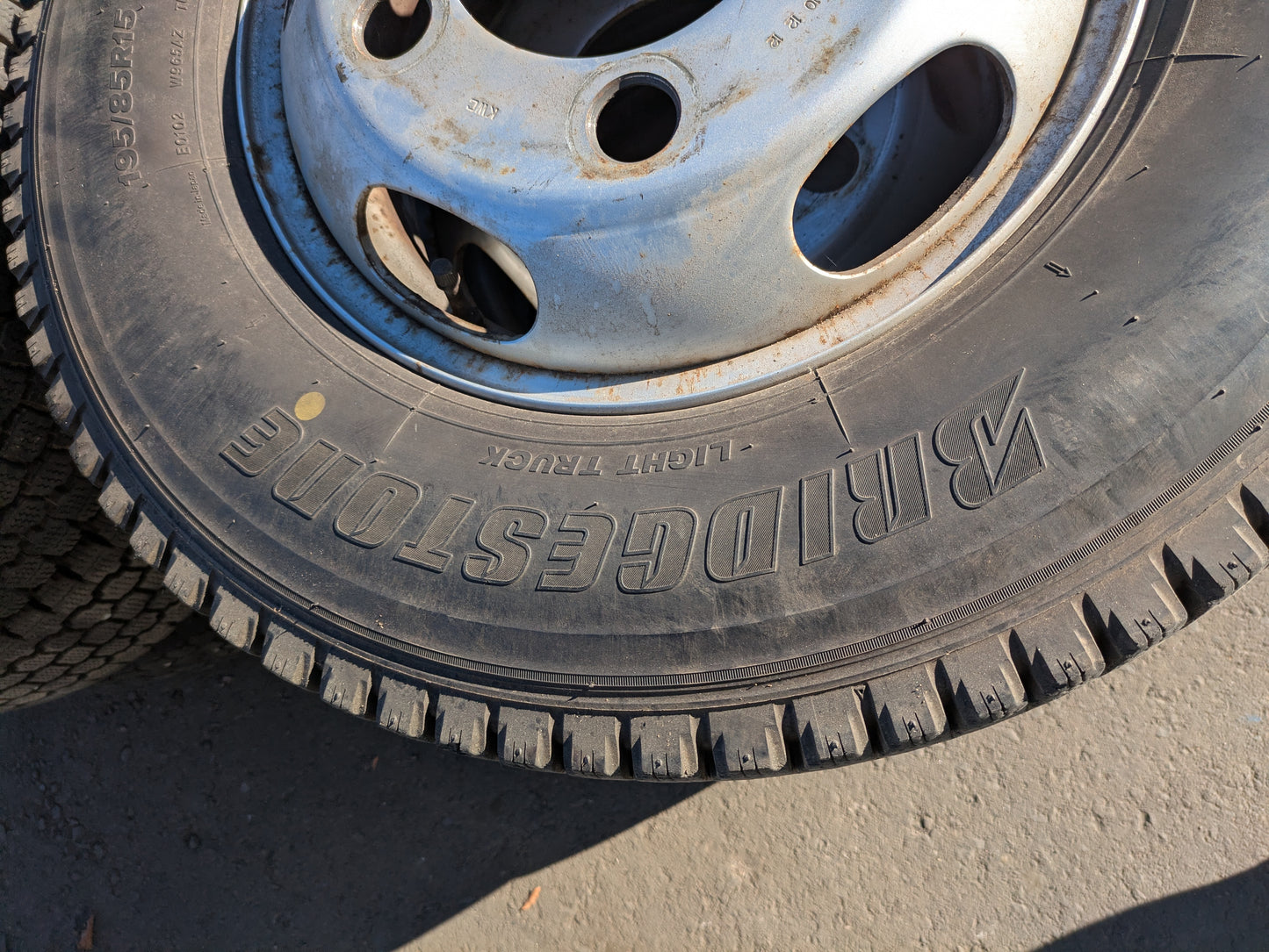 タイヤ　スタッドレスタイヤ　チューブレス　4本　BRIDGESTONE　195/85R15  113/111L  W965（中古）
