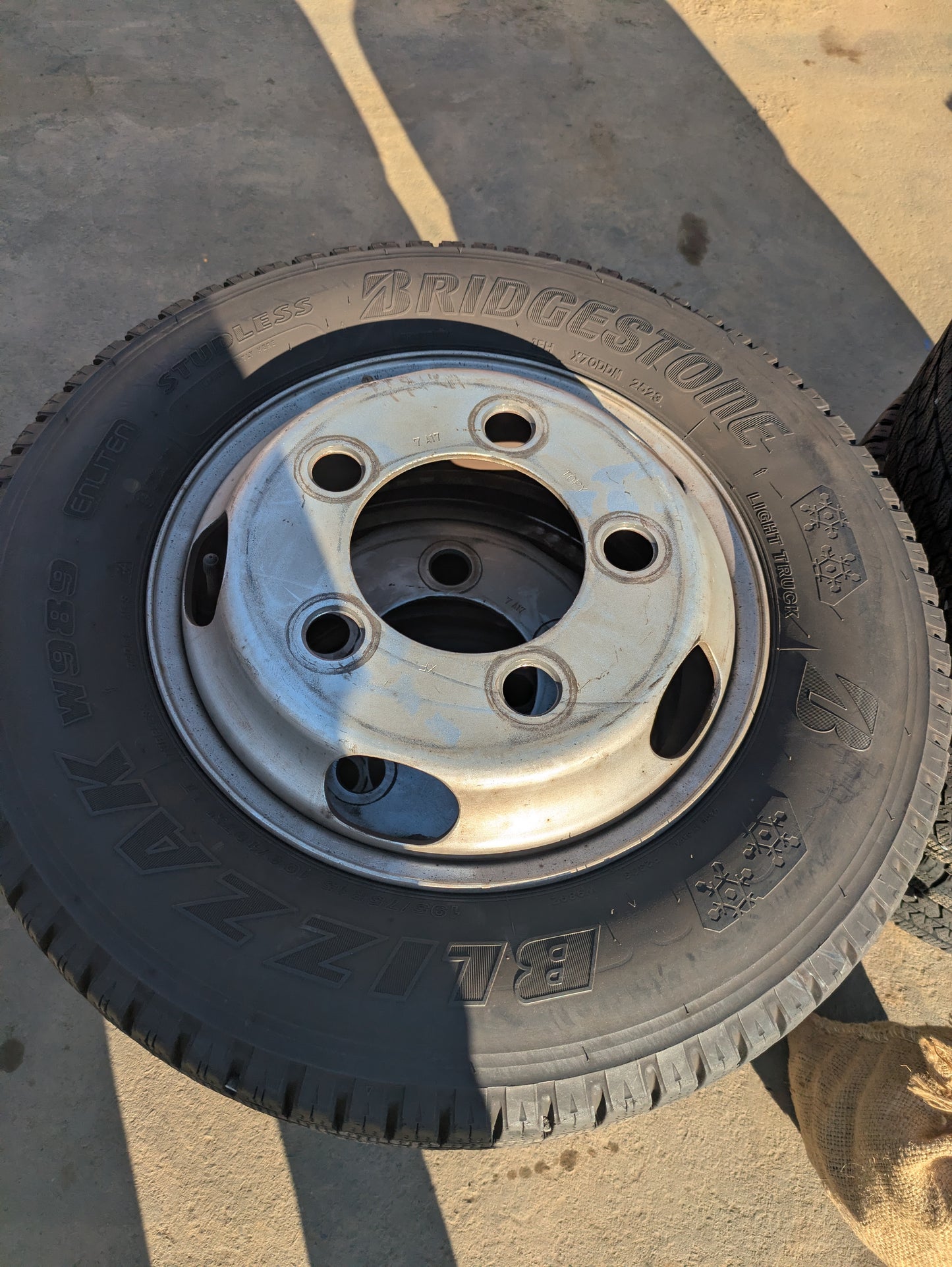 タイヤ　2023年　スタッドレスタイヤ　6本　BRIDGESTONE　195/75R15 109/107N LT　W989（中古）