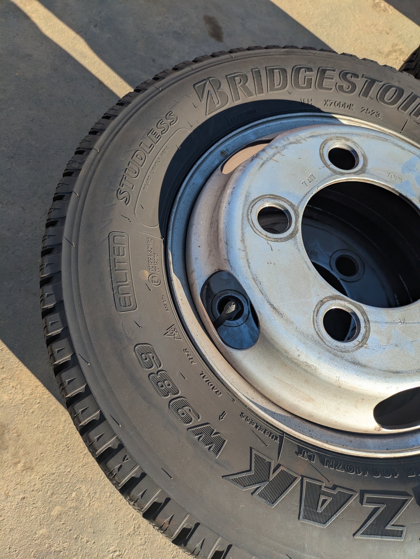 タイヤ　2023年　スタッドレスタイヤ　6本　BRIDGESTONE　195/75R15 109/107N LT　W989（中古）