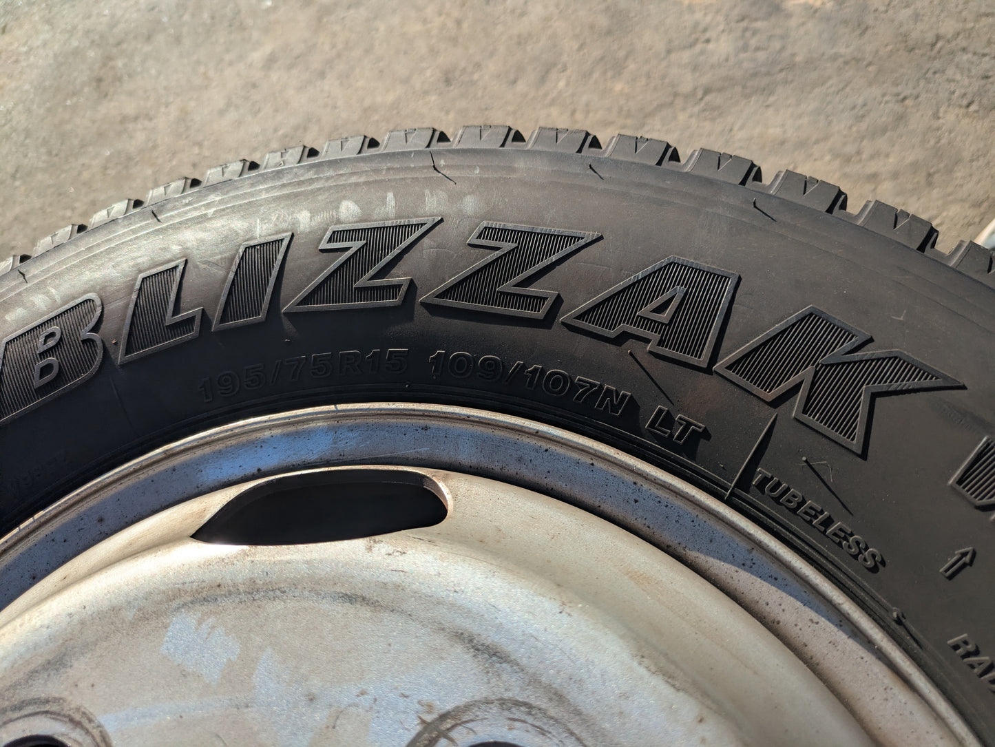 タイヤ　2023年　スタッドレスタイヤ　6本　BRIDGESTONE　195/75R15 109/107N LT　W989（中古）