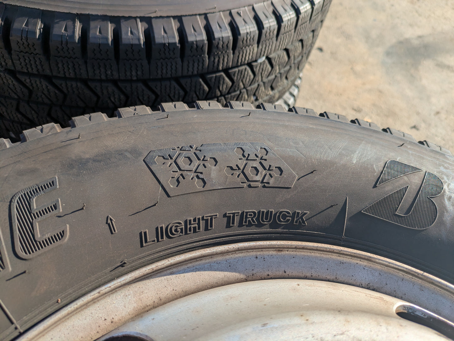 タイヤ　2023年　スタッドレスタイヤ　6本　BRIDGESTONE　195/75R15 109/107N LT　W989（中古）