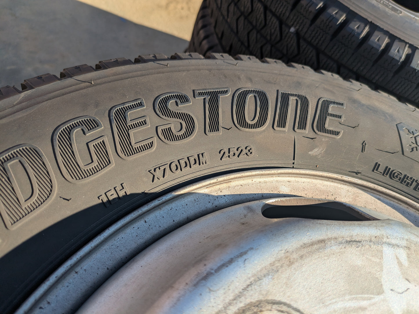 タイヤ　2023年　スタッドレスタイヤ　6本　BRIDGESTONE　195/75R15 109/107N LT　W989（中古）